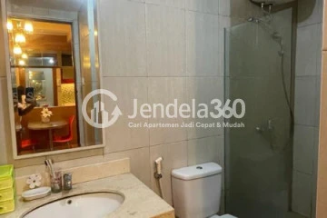 Bathroom 1BR MTH Square Apartment at Middle Floor