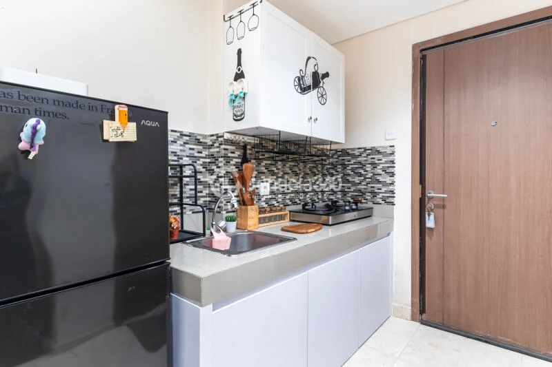 Kitchen 1BR Apartment with  View at Puri Orchard Apartment