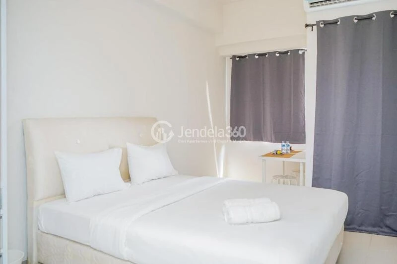 Bedroom Homey Studio Apartment at Parkland Avenue Apartment High Floor