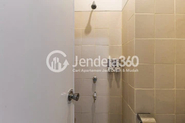 Bathroom Well Furnished and Relaxing Studio Apartment at Serpong Green View Apartment, Special Price!
