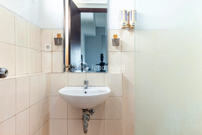 Bathroom High Floor 3BR Apartment with city View at Aspen Residence Apartment
