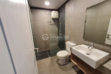 Bathroom 2BR Apartment with City View at Paddington Heights Apartment