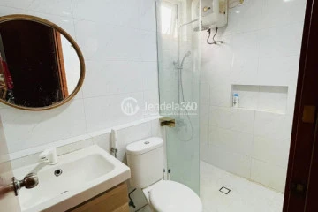 Bathroom 2BR Grand Palace Kemayoran Apartment at Middle Floor