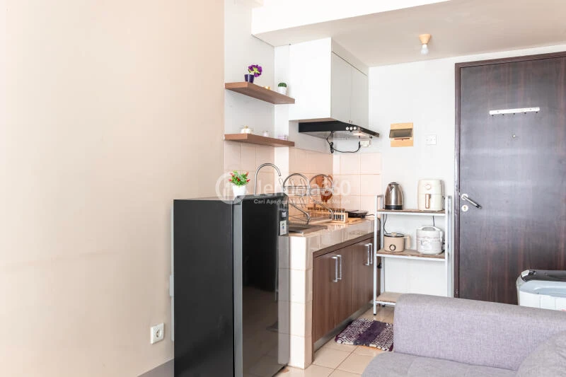 Kitchen Comfortable 2BR Apartment Low Floor with city View at Serpong Green View Apartment
