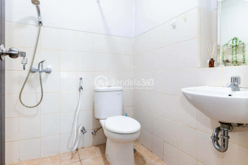 Bathroom 2BR Aspen Residence Apartment at Middle Floor with An Eye Pleasing Interior