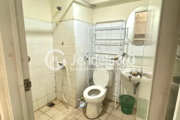 Bathroom Compact 1BR Apartment at Kebagusan City Apartment Low Floor