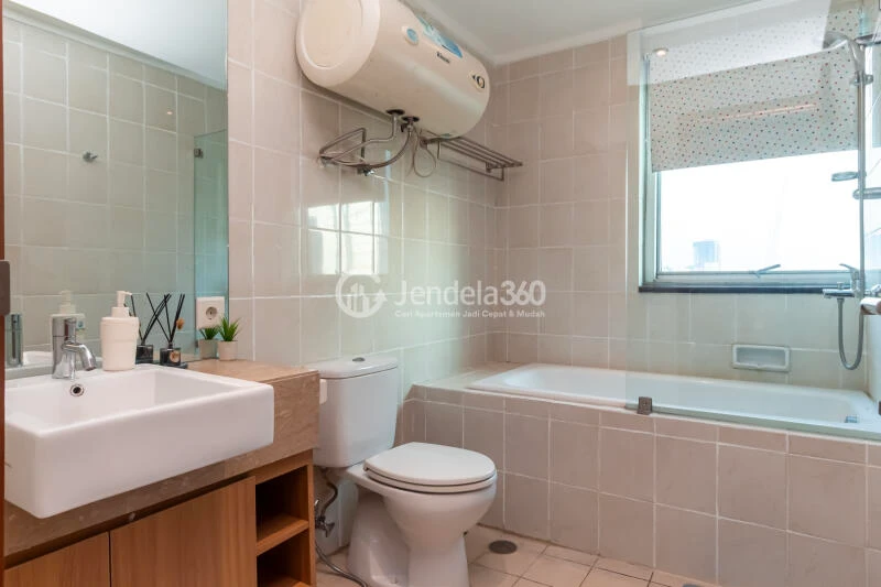 Bathroom High Floor 2BR Apartment with City View at Sahid Sudirman Residence