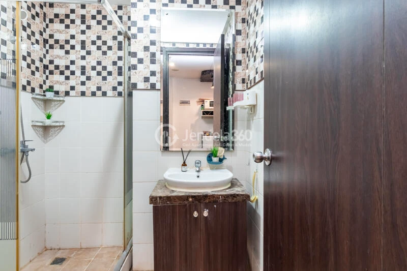 Bathroom 2BR Aspen Residence Apartment at Low Floor