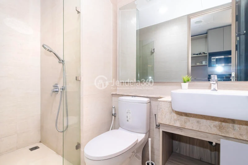 Bathroom Studio Apartment with  View at Gold Coast Apartment
