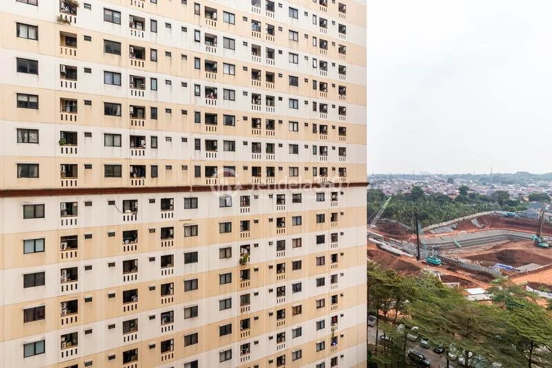 Balcony Middle Floor Studio Apartment with City View at Kebagusan City Apartment
