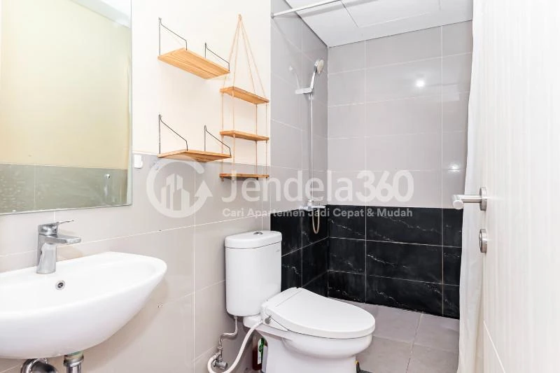 Bathroom 2BR Kebayoran Icon Apartment at High Floor