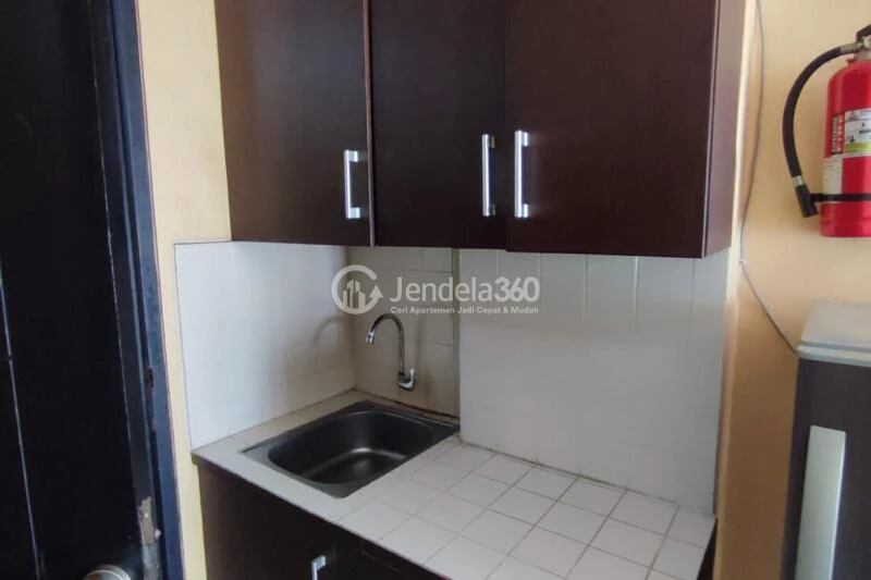 Kitchen Low Floor Studio Apartment with Swimming Pool View at Paragon Village Apartment