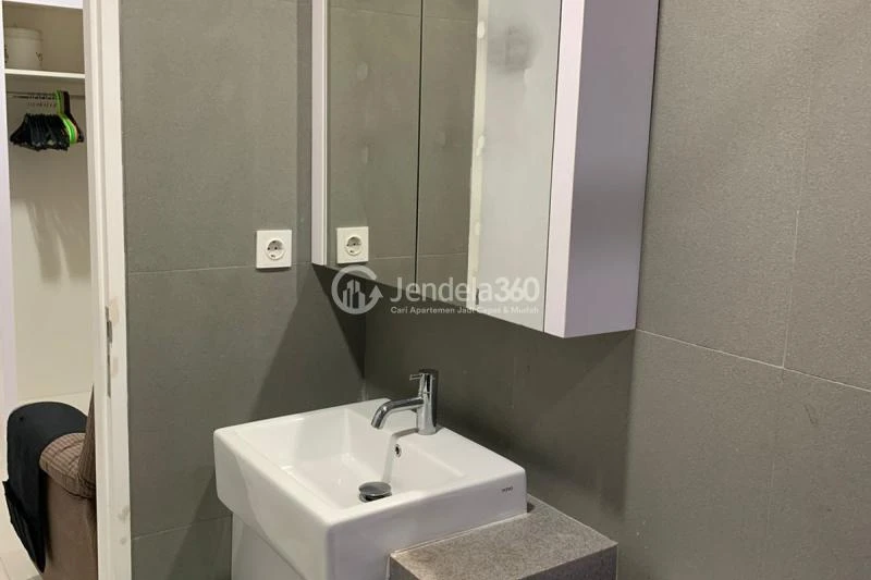 Bathroom Restful 2BR Apartment Middle Floor with City View at Paddington Heights Apartment