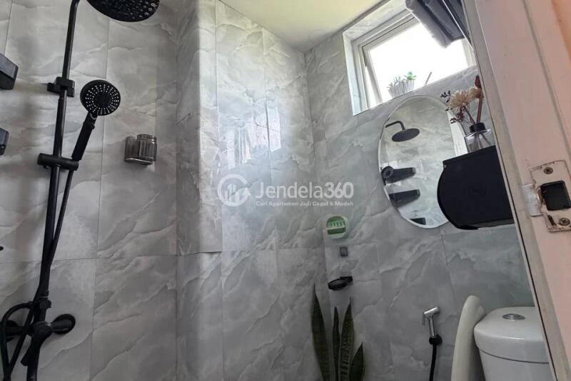 Bathroom Lovely Studio Apartment Low Floor with  View at Oak Tower Apartment
