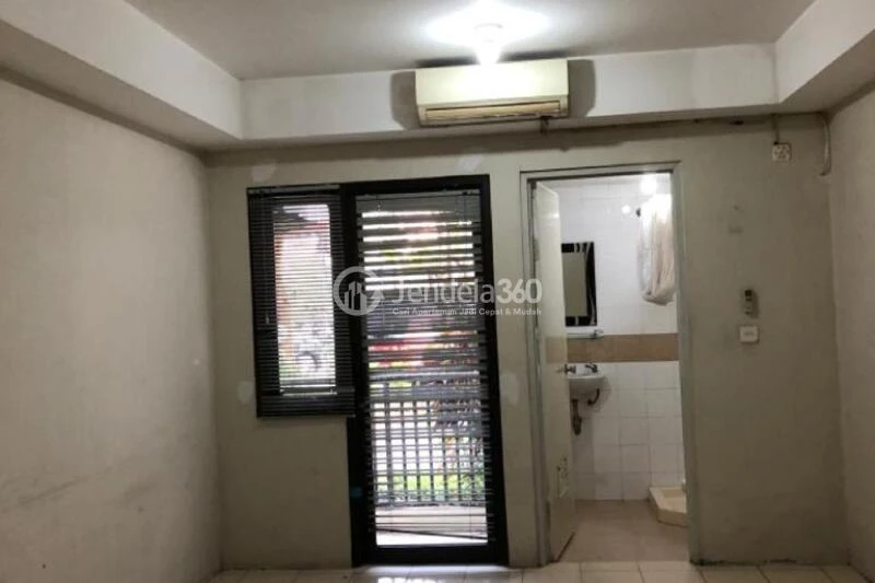 Bedroom Low Floor Studio Apartment with Swimming Pool View at Metropark Condominium