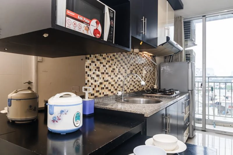Kitchen 1BR Apartment with City View at Lavande Residence