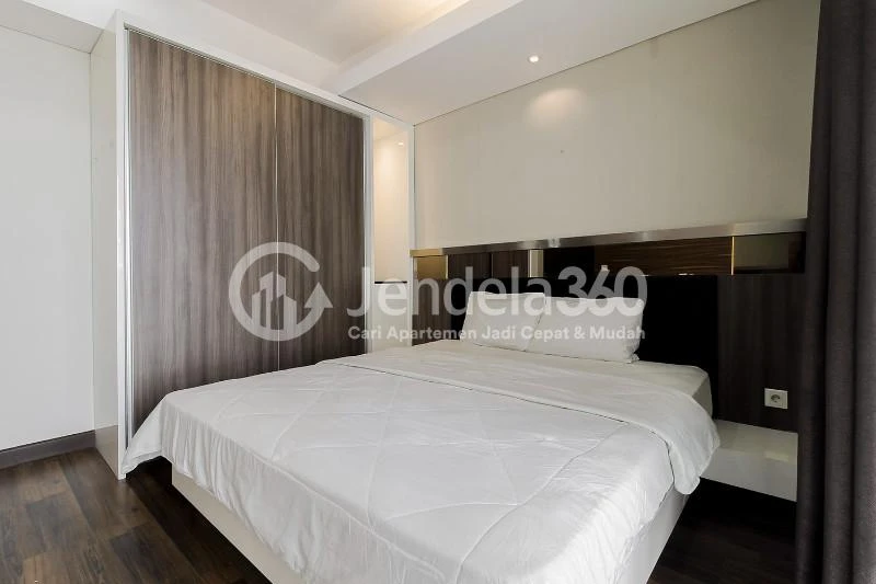 Bedroom Comfy 1BR Apartment at Royale SpringHill Residence with Swimming Pool View