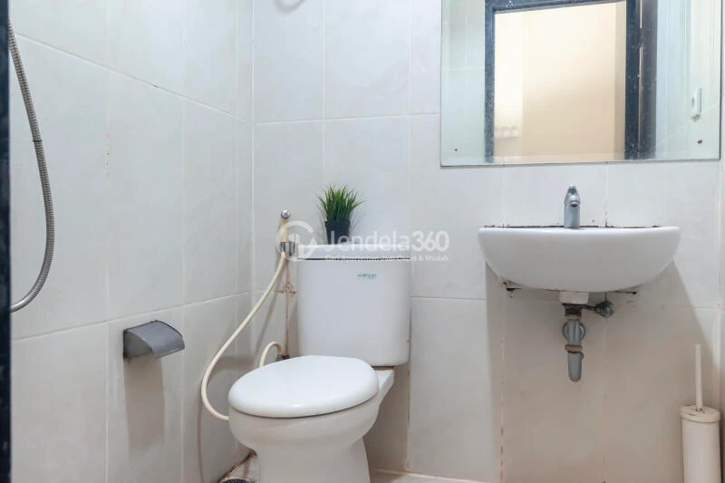 Bathroom Trendy Studio Apartment Low Floor with City View at Nifarro Park Apartment