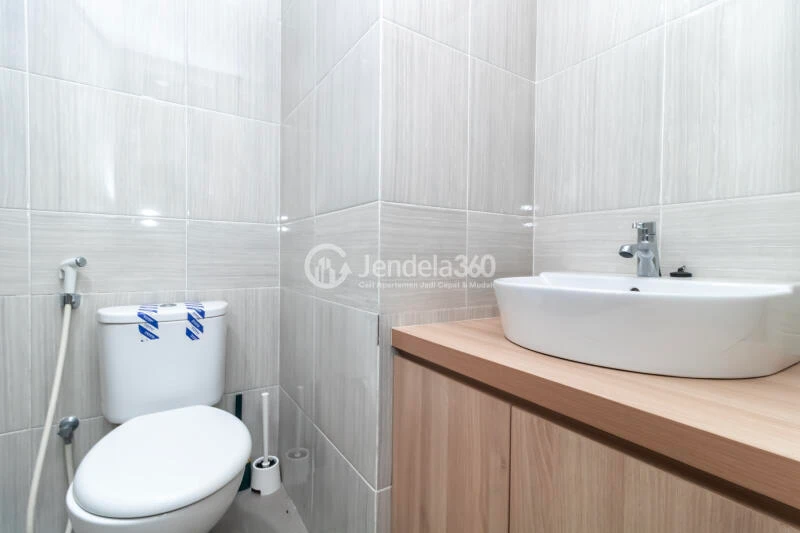 Bathroom Fancy Studio Apartment Middle Floor with City View at Vasanta Innopark Apartment