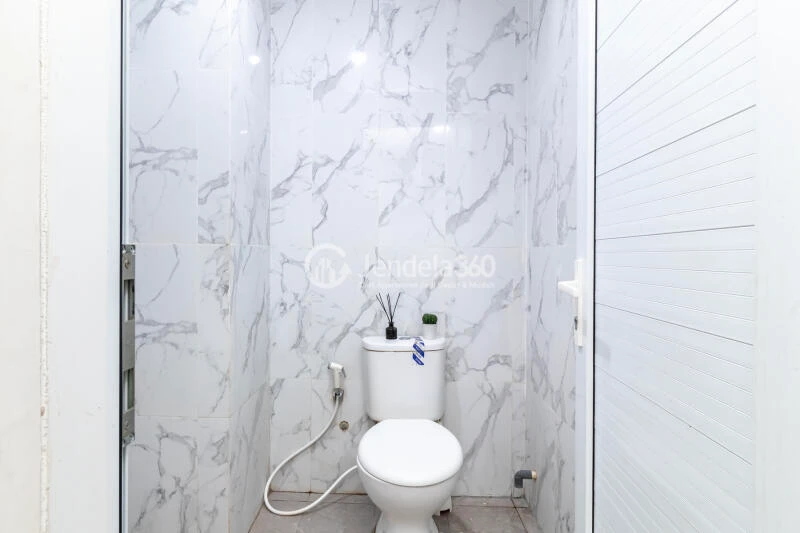 Bathroom 2BR Anwa Residence Apartment at High Floor