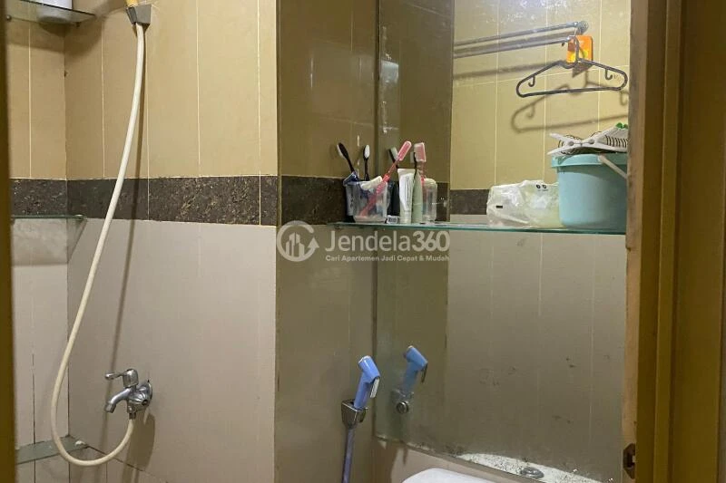 Bathroom Good Deal Studio Apartment Low Floor with Swimming Pool View at East Park Apartment