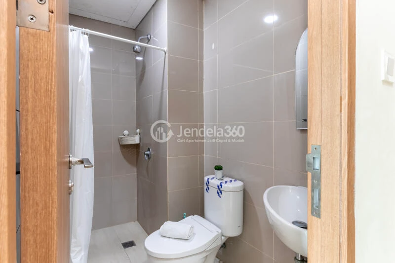 Bathroom Modern Studio Apartment at B Residence BSD Low Floor
