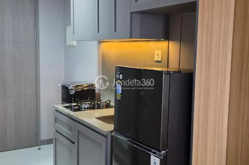 Kitchen Tidy Studio Apartment High Floor with Swimming Pool View at Pakuwon Residence Bekasi