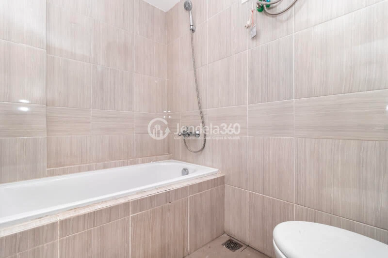 Bathroom Strategic Location 1BR Apartment High Floor with City View at Vasanta Innopark Apartment