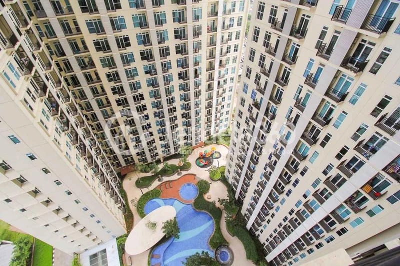 Balcony Modest 1BR Apartment with Spa & Fitness Center at Puri Orchard Apartment