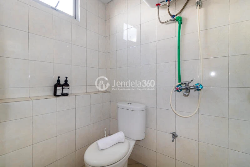 Bathroom Middle Floor 2BR Apartment with City View at Bintaro Park View