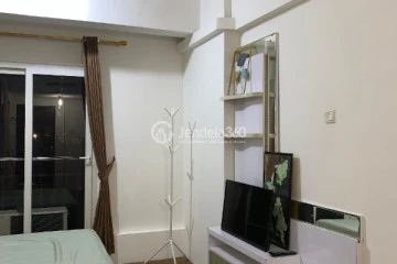 Bedroom Simply Look Studio Apartment at Sunter Park View Apartment Low Floor