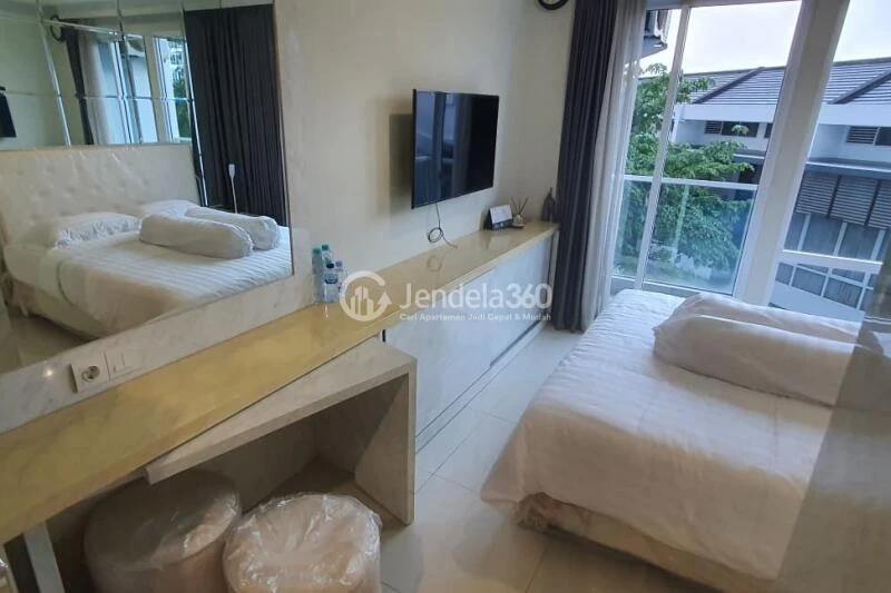 Bedroom Studio Apartment with Swimming Pool View at Puri Mansion