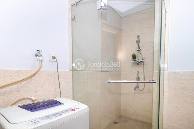 Bathroom 1BR Apartment with City View at Southgate Residence