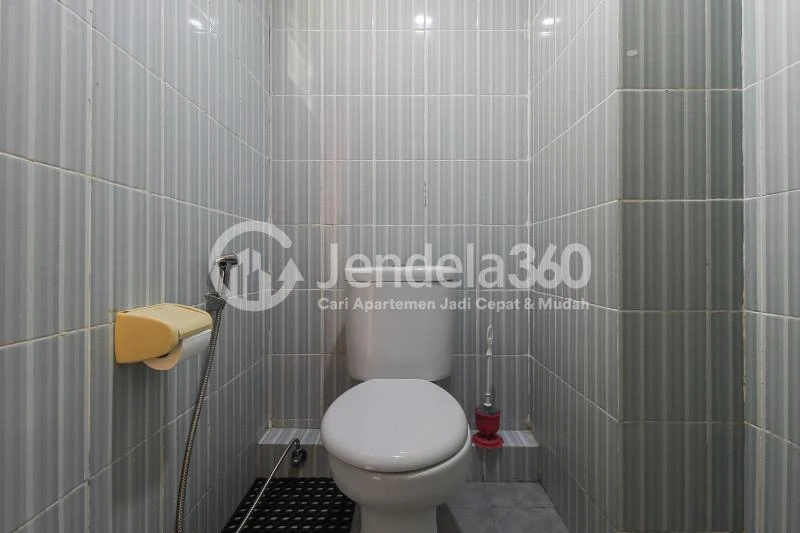 Bathroom Studio Apartment with Swimming Pool View at Cinere Resort Apartment