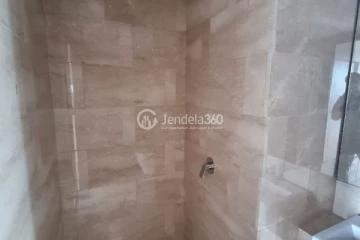 Bathroom 2 Cozy 3BR Apartment High Floor with City View at Holland Village Apartment