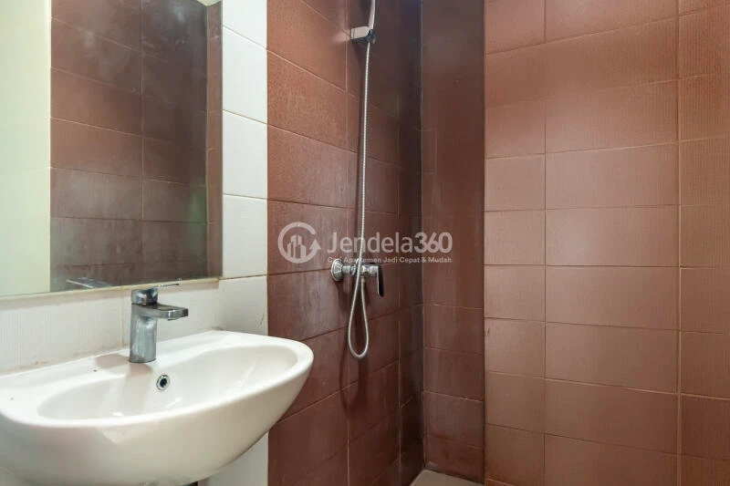 Bathroom Studio Puri Orchard Apartment at Tower Orange Groove