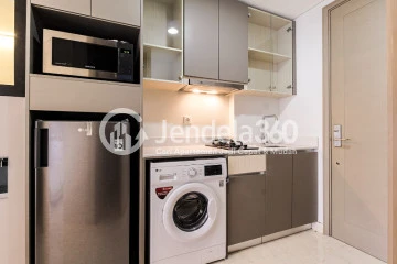 Kitchen Studio Apartment in The Premium Area with Exotic Pool at Gold Coast Apartment