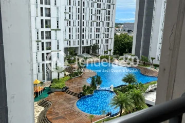 Balcony 1BR Apartment with Swimming Pool View at Serpong Green View Apartment