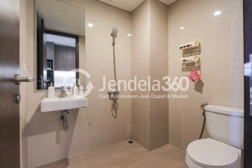 Bathroom High Floor Studio Apartment with City (Timur) View at Vasaka Solterra Apartment