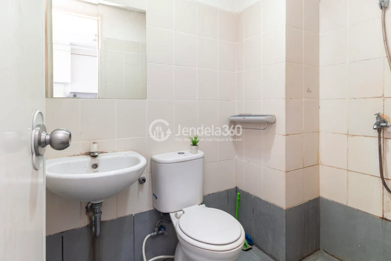 Bathroom Simply Look 1BR Apartment at Akasa Pure Living Apartment Tower Kalyana