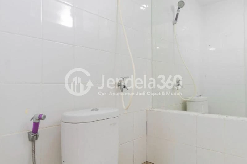 Bathroom 2BR Bassura City Apartment Next to Becakayu Toll Road and 10 Mins to Klender Station