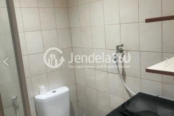 Bathroom 1BR Thamrin Residence Apartment at High Floor