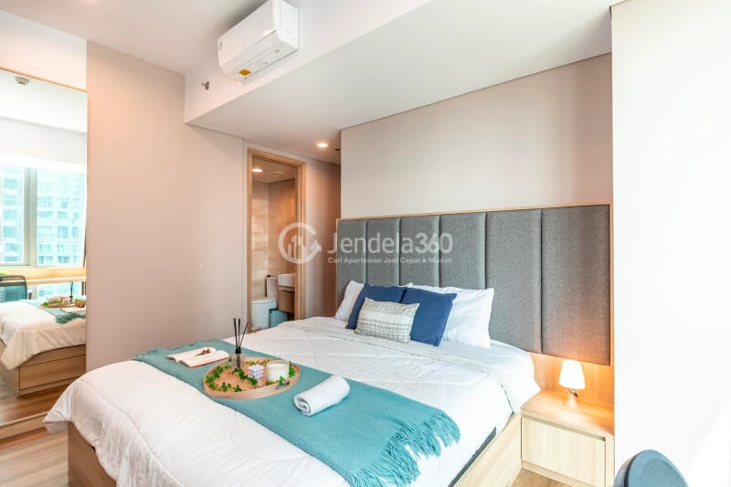 Bedroom 1 Relaxed 3BR Apartment High Floor with City View at Holland Village Apartment