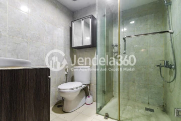 Bathroom Fancy Studio Apartment with City View at Tamansari The Hive
