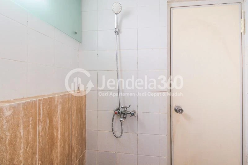 Bathroom Low-Cost Studio Apartment with City View at Kebagusan City Apartment
