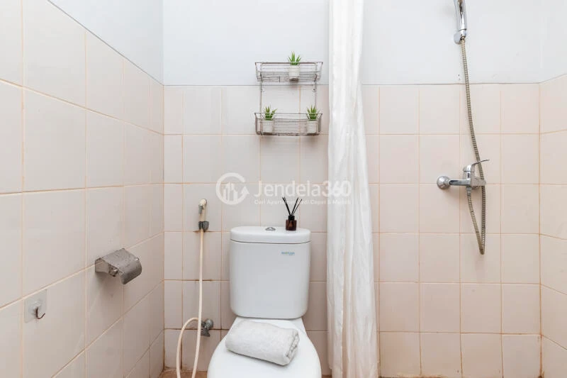 Bathroom 2BR Apartment with City View at Aspen Residence Apartment