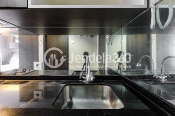 Kitchen Fancy Studio Apartment with City View at Tamansari The Hive