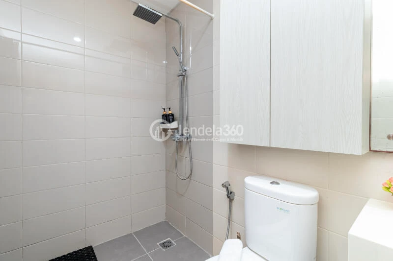 Bathroom Low Floor 1BR Apartment with City View at Pejaten Park Residence