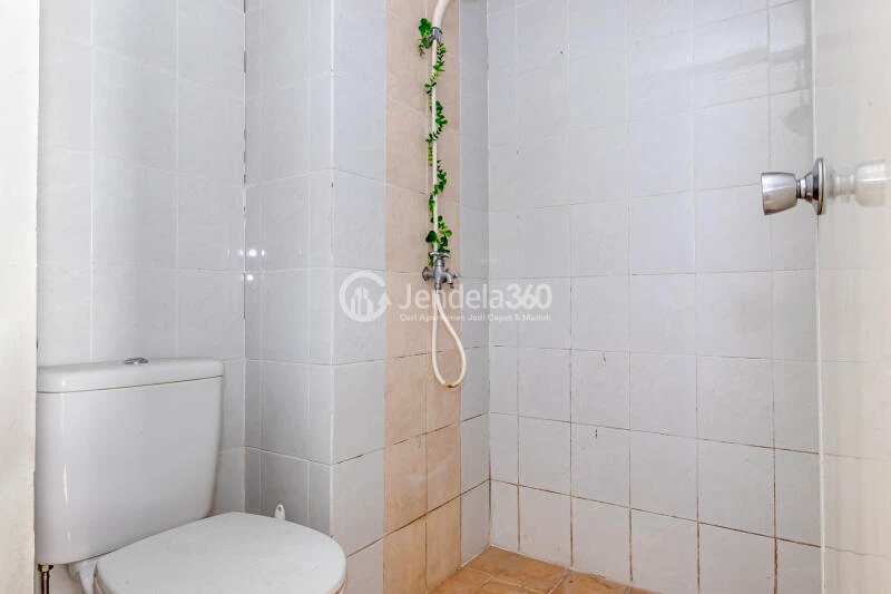 Bathroom Affordable Studio Apartment for College Student with City View at Taman Melati Margonda Apartment