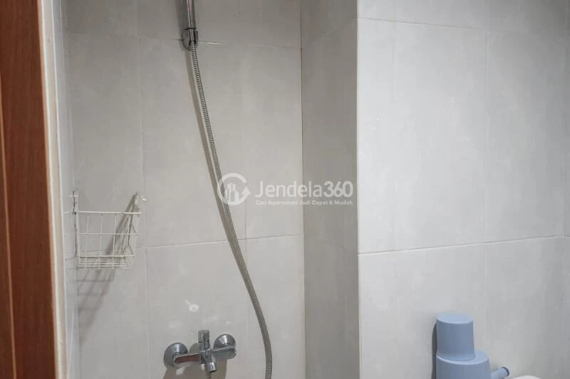Bathroom Homey Studio Apartment at Evenciio Apartment Low Floor